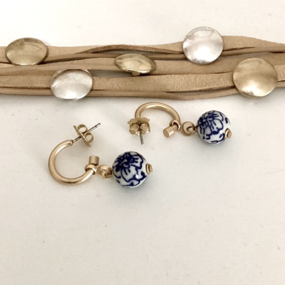Patricia Nash Brushed Gold Hoop Drop Earrings Blue And White Floral Glass Bead - Picture 8 of 12